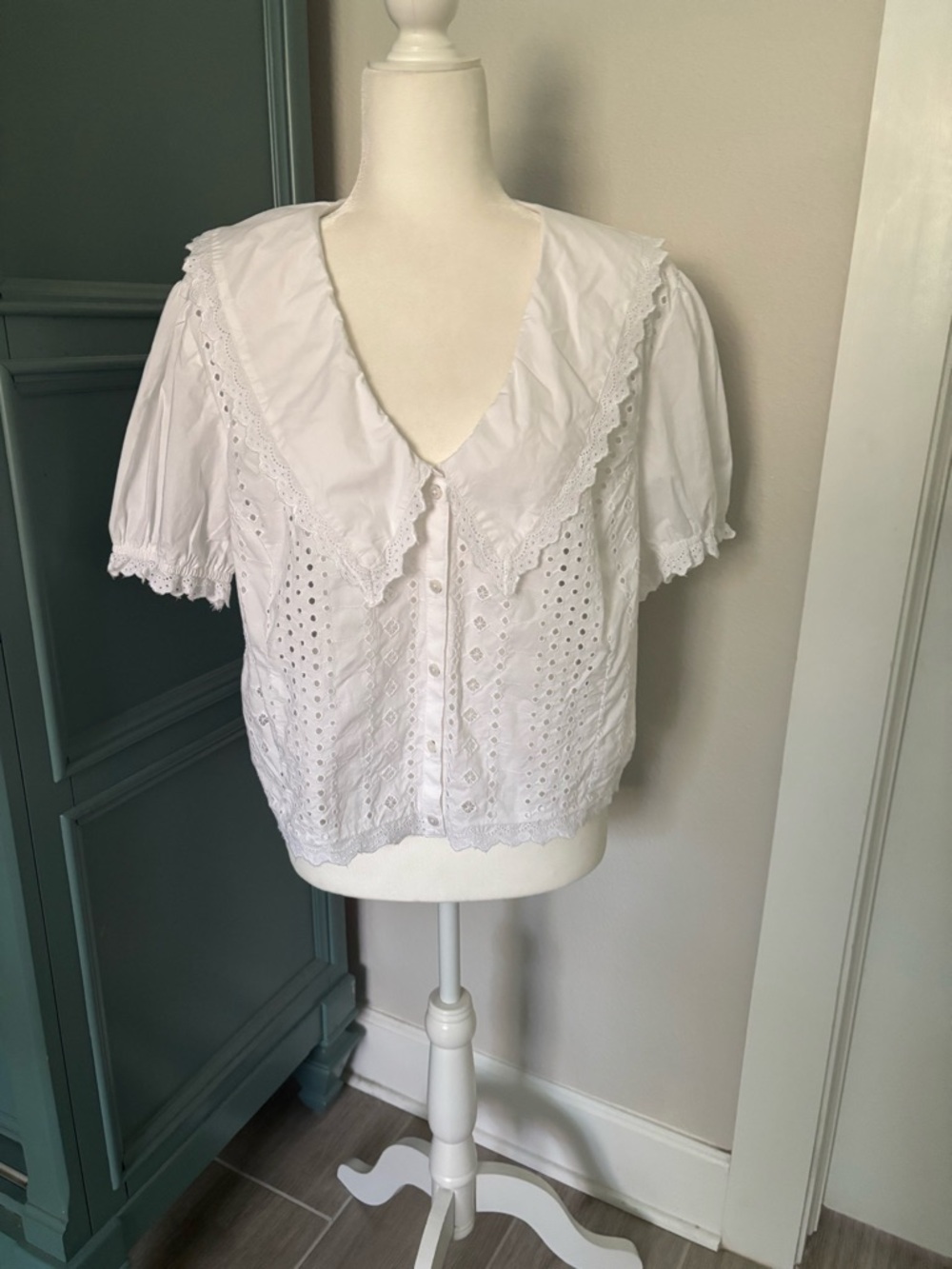 American Eagle Outfitters White Eyelet scalloped collar blouse- NWOT - Picture 2 of 8